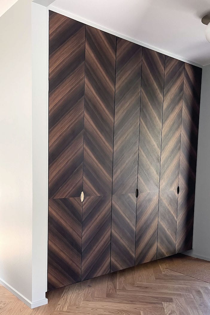 Håndlavet garderobeskab på mål snedkereret efter traditionelle snedkermetoder. Skabe og indretningsløsninger laves på mål hos Jesper Holm Design i København
