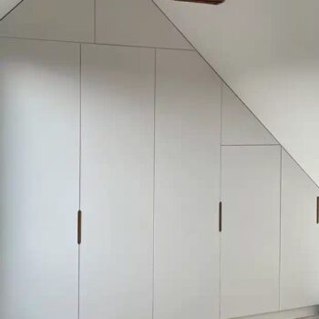 Skab bygget på mål og med vinkel