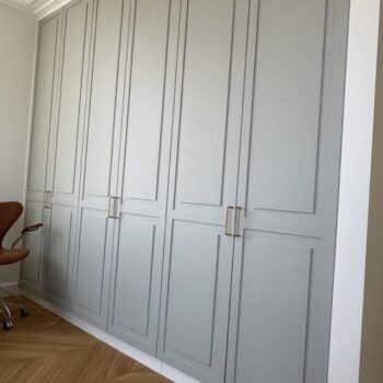 Indbygget garderobeskab med fyldningslåger malet i valgfri farve