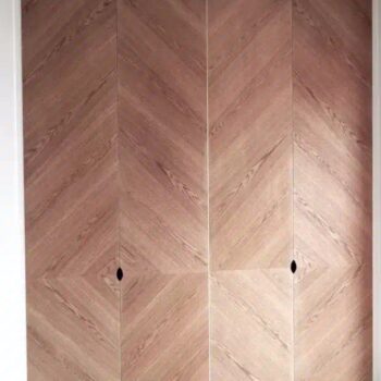 Skab lavet på mål og med låger i eg olie med krydsmønster