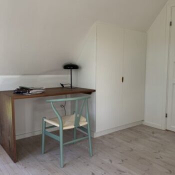 Skab bygget på mål med skrå bagside